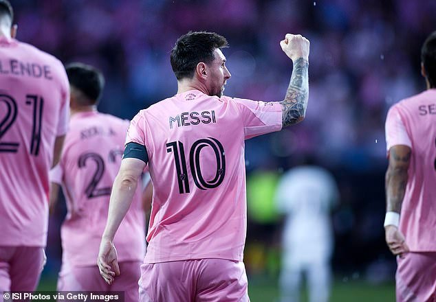 Lionel Messi COMPRA el equipo de la quinta división española con sede a cinco millas de Barcelona que produjo la estrella del Arsenal, semanas después de que Cristiano Ronaldo también diera sus primeros pasos como propietario del fútbol.