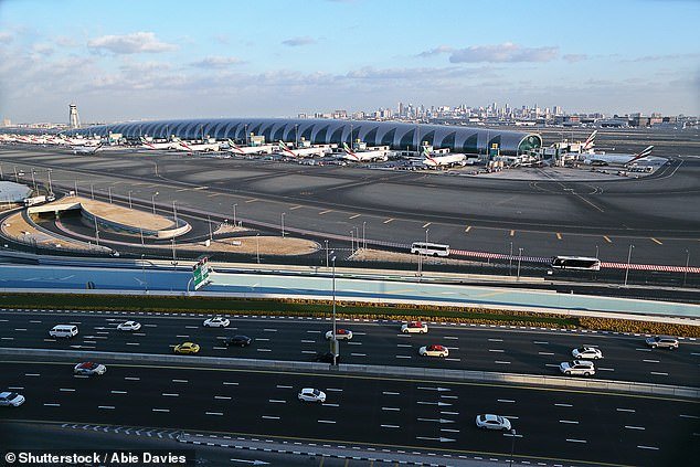 Un trabajador de una aerolínea que compartió fotos de los daños de la bomba en Dubai en su WhatsApp privado es atraído a una reunión y arrestado por las autoridades después de espiar en secreto sus mensajes.