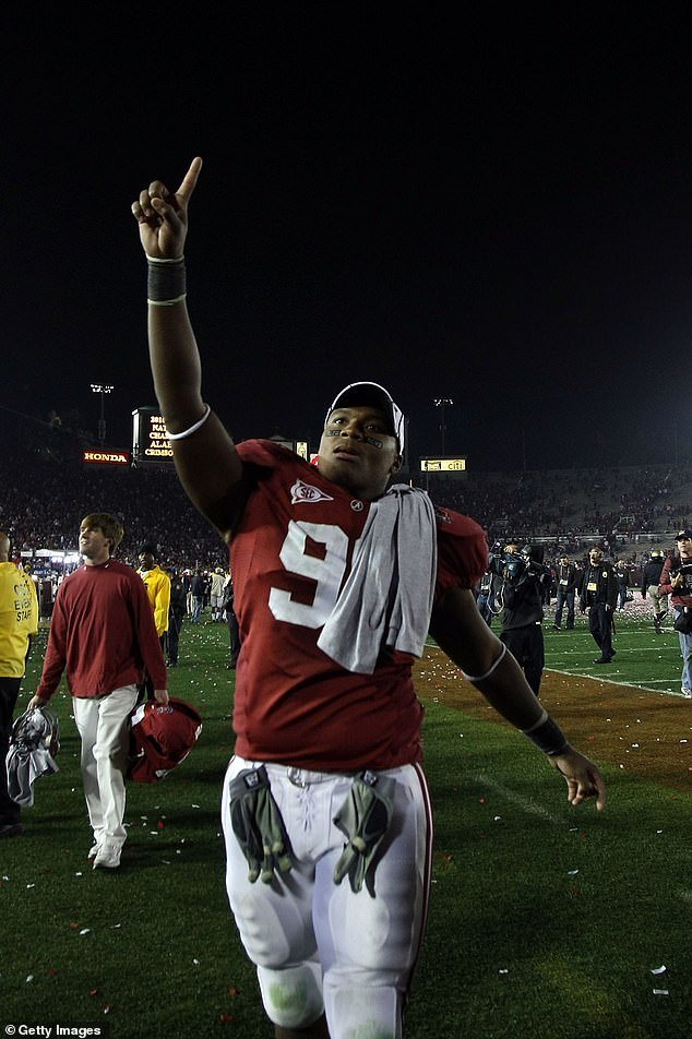 Un campeón de fútbol universitario usó pelucas e identificaciones falsas para hacerse pasar por estrellas de la NFL en una estafa de 20 millones de dólares.