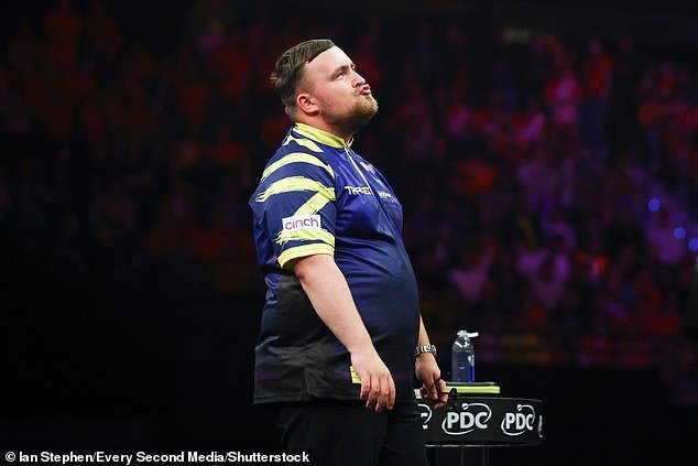 Luke Littler JERED por los fanáticos holandeses cuando pierde el enfrentamiento de la Premier League en Rotterdam, dos semanas después de burlarse de su oponente con un gesto de “quejica”