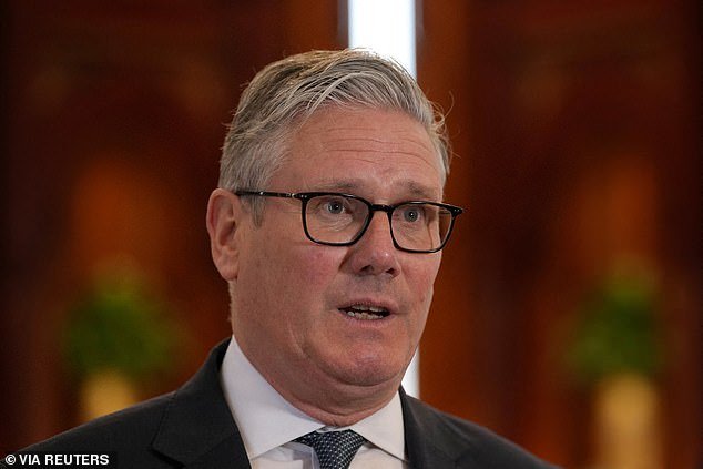 Una bomba que podría significar fatalidad: Starmer al borde mientras sus ‘mentiras’ quedan expuestas mientras el Número 10 admite que Mandy falló los controles de seguridad… y el Primer Ministro alega ignorancia