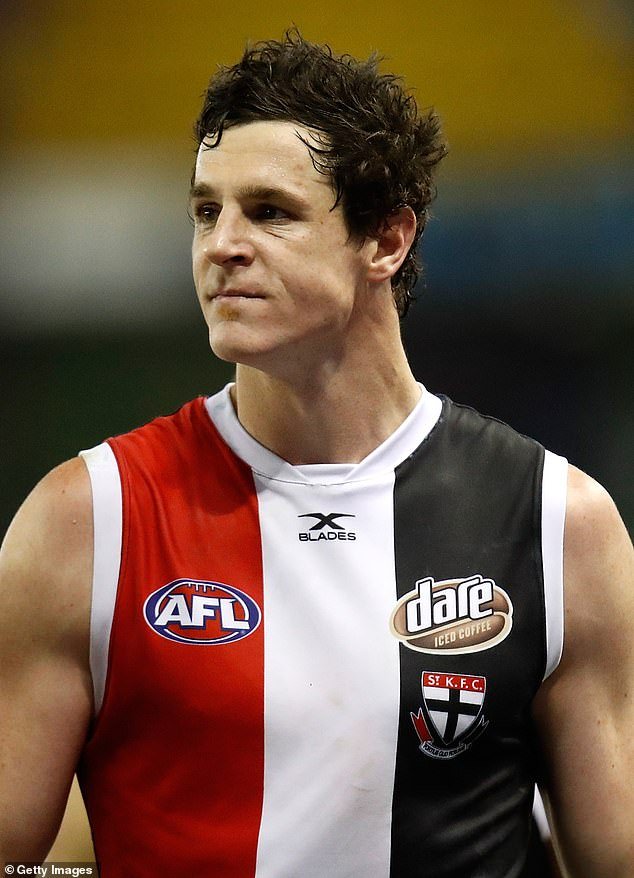 Estrella de la AFL despedida como capitán del club de fútbol después de UN juego por golpear a uno de sus propios compañeros de equipo