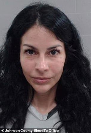 La glamorosa madre de tres hijos de Texas dirigía la escuela para PROSTITUTAS desde su acogedora casa suburbana, dice la policía