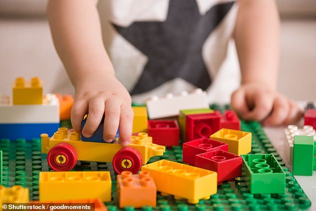 Educador, de 36 años, enfrenta 137 cargos de abuso infantil, mientras la policía comienza una ardua tarea para identificar a sus presuntas víctimas