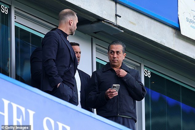 El capo del Chelsea hace un raro anuncio público: Behdad Eghbali admite que el club tendrá que cambiar la estrategia de transferencia, pero nombra a SEIS de sus jugadores que considera de clase mundial