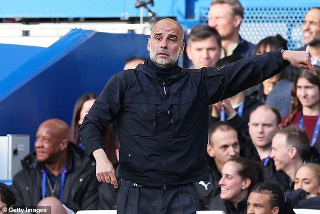 Pep Guardiola advierte que el Manchester City NO será favorito al título de la Premier League incluso si gana el enfrentamiento con el Arsenal, ya que apunta a un “desempeño perfecto” para vencer a los líderes.