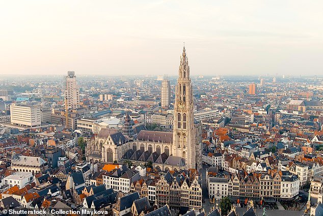 El ‘belga Dominique Pelicot’, que drogó y violó a tres parejas, es encarcelado mientras la policía encuentra 100.000 imágenes de víctimas desprevenidas, incluida su hijastra menor de edad