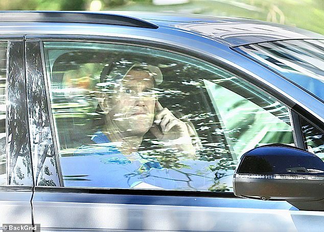 El criminal de guerra acusado Ben Roberts-Smith es visto en Gold Coast después de que un tribunal de Sydney le concediera la libertad bajo fianza, mientras su red de apoyo se reúne.