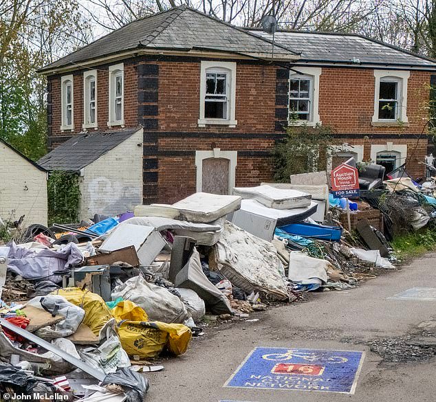 ¡Qué horror! Los saltadores voladores apuntan a la antigua estación arrojando una pared de basura de cinco pies mientras los residentes atacan un “desastre atroz”