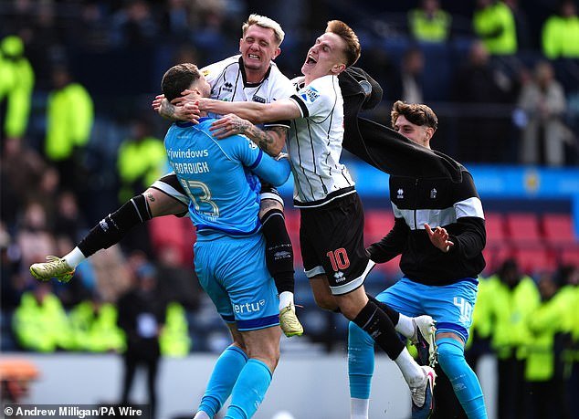 El portero del Dunfermline, el Aston Oxborough, es su héroe en Hampden… ¡después de 120 minutos sin hacer nada!