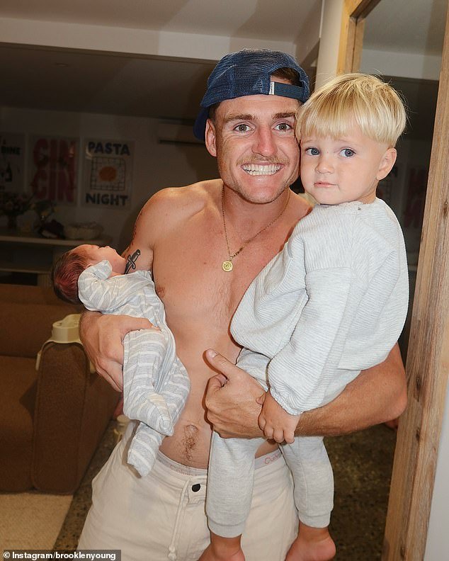 ¡Es otro chico! La estrella del fútbol AJ Brimson se convierte en padre por segunda vez