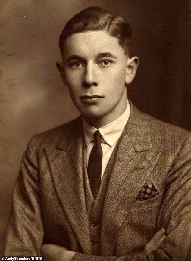 Restos del piloto de la RAF derribado durante la Batalla de Francia descubiertos después de 86 años: el líder del escuadrón fue encontrado sentado erguido en la cabina durante los trabajos de excavación del canal