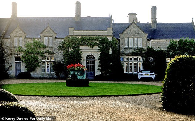 Se ordenó cerrar el lugar de la boda de Jack Whitehall después de una ruidosa pelea: la finca de Cotswolds, propiedad del magnate Jigsaw, pierde una larga batalla de planificación ‘después de que los invitados ruidosos convirtieran el pueblo en Málaga’