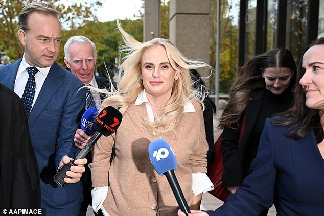 Lea el correo electrónico ‘perturbado’ de Rebel Wilson al agente, mientras el ‘tirano’ de Fat Pizza arremete contra el escritor ‘engañado e ingrato’ de la película