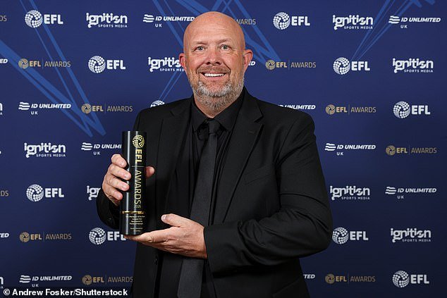 “Salí de la ducha y vi que Freddie estaba en la portería del Liverpool… ¡Me quedé impresionado!” : Andy Woodman sobre su sorpresa por el debut de su hijo Freddie con los Rojos, su fin de semana de cuento de hadas y cómo el portero está ayudando a Mohamed Salah