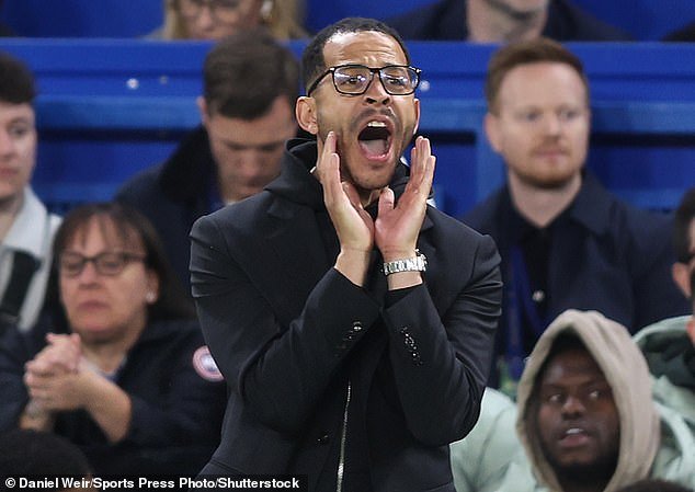 OTRO de los excompañeros de Liam Rosenior le clava un cuchillo y afirma que está “saliendo con basura”, pero ¿qué han hecho de él aquellos que se metieron con el criticado jefe del Chelsea?