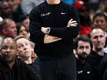 El entrenador en jefe de los Chicago Bulls, Billy Donovan, dimite dramáticamente después de seis temporadas después de no poder volver a llegar a los playoffs.