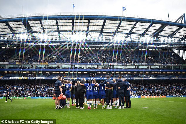 Chelsea Women corre el riesgo de que su base de fanáticos se trague por completo al mudarse a Stamford Bridge a tiempo completo: esto es lo que deben arreglar antes de copiar al Arsenal, escribe TARA ANSON-WALSH