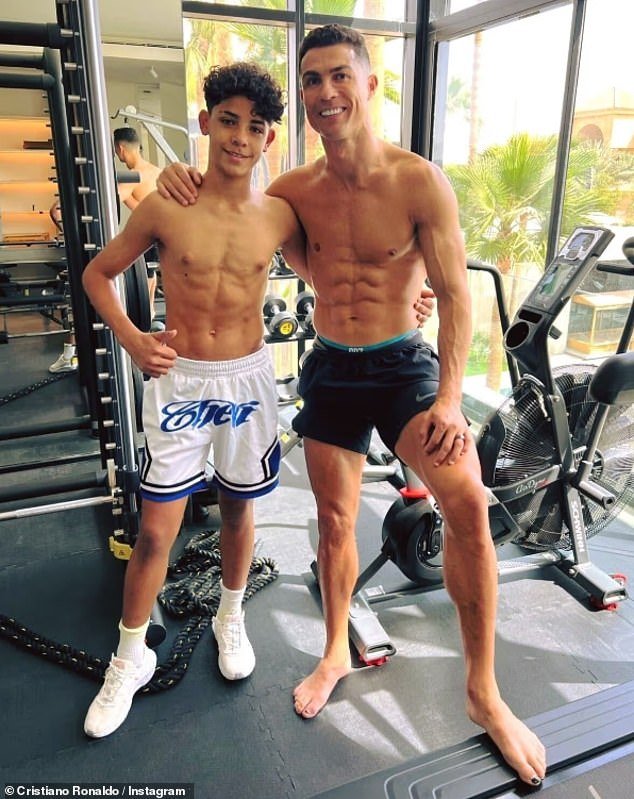 El hijo de Cristiano Ronaldo, de 16 años, “se incorporará rápidamente a los entrenamientos del primer equipo de Al-Nassr”, abriendo la puerta a que un adolescente juegue junto a su legendario padre, de 41 años.