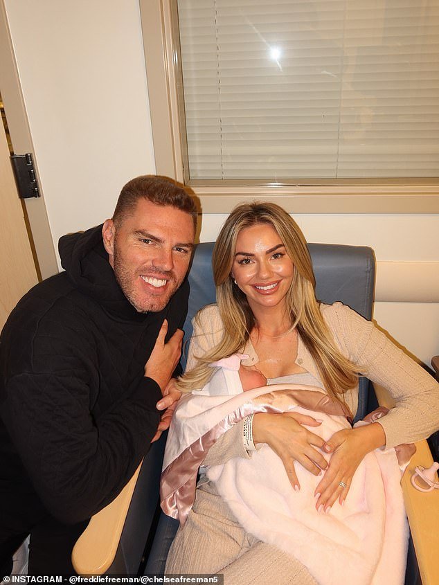La superestrella de los Dodgers, Freddie Freeman, y su esposa Chelsea anuncian el nacimiento de su primera hija después de que problemas de fertilidad los llevaron a recurrir a una madre sustituta.