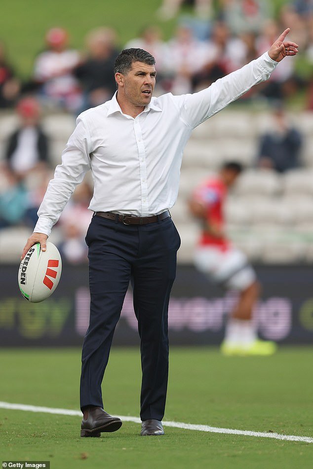 Cómo una leyenda de la NRL tuvo que hacer una llamada SALVAJE a su ex compañero de equipo pocas horas después de conseguir el trabajo de sus sueños