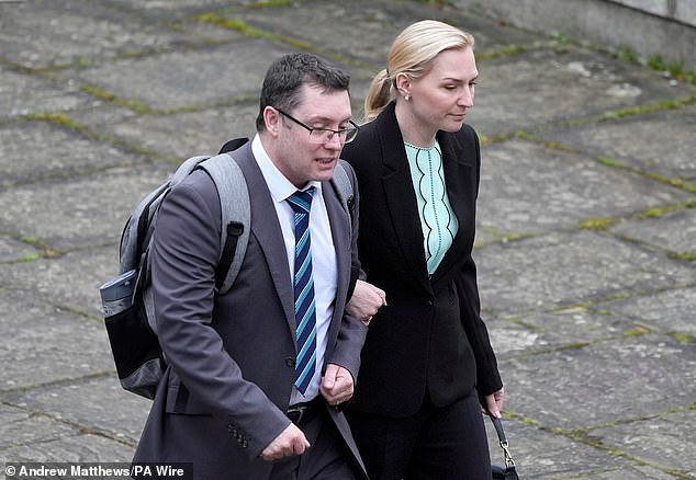 Revelado: La mujer que apoyó al consultor de TI mientras era juzgado por llevar a su primera esposa al suicidio por ‘tsunami de abuso’