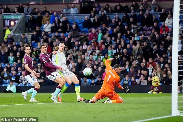 Man City sube a la cima de la tabla al vencer a Burnley, pero las oportunidades perdidas dejan a Pep Guardiola frustrado mientras la carrera por el título llega hasta el final sin un favorito claro, escribe JACK GAUGHAN