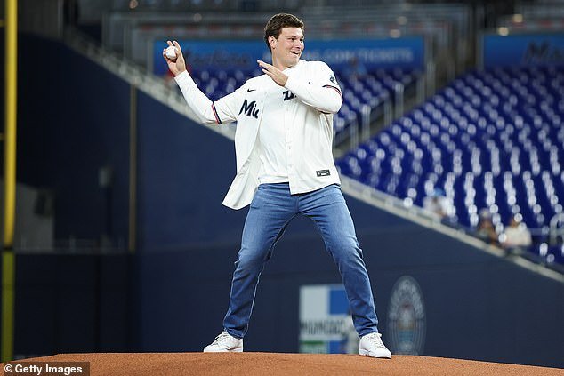 El primer lanzamiento de Fernando Mendoza, seleccionado número 1 del draft de la NFL, se vuelve viral y los fanáticos están divididos sobre el lanzamiento del ‘pase de fútbol’