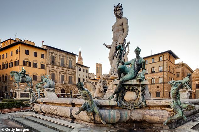 Arrestan a un fiestero que agarró los genitales de la estatua de Neptuno “por desafío” en Florencia por causar daños por valor de £4.000