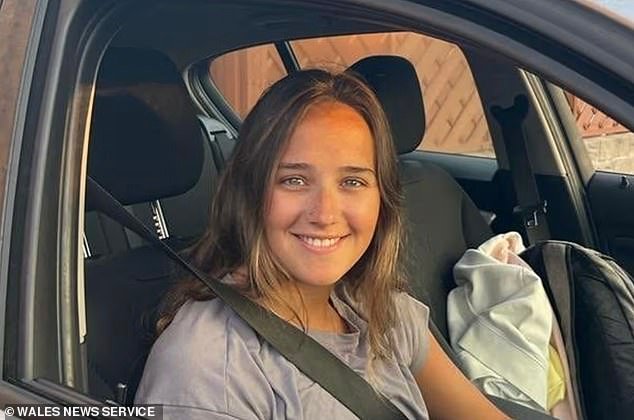 Un profesor de educación física en una escuela privada que ganaba 48.000 libras al año renunció después de ser investigado por mostrar su ropa interior a las colegialas, según se informó en una audiencia disciplinaria