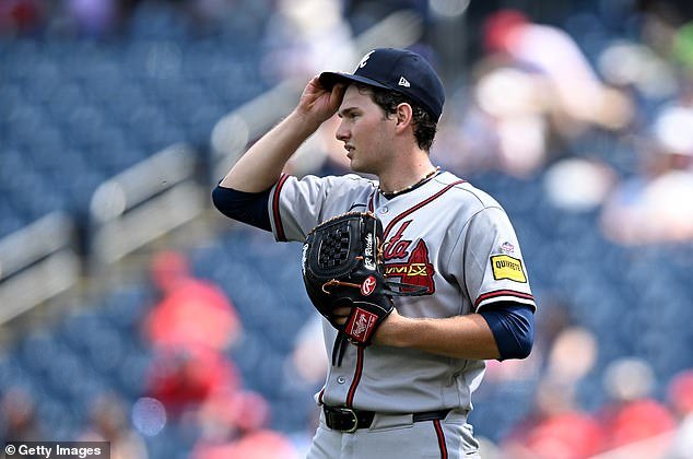 Momento brutal, padres orgullosos lloran mientras ven a su hijo hacer su debut en la MLB… solo para que ocurra el desastre con su primer lanzamiento.