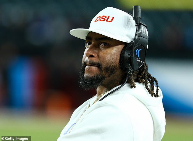 Un jugador de fútbol universitario acusa al ex entrenador estrella de la NFL, DeSean Jackson, de “mentalidad de pandilla” después de afirmar que fue atacado por un compañero de equipo en el vestuario.