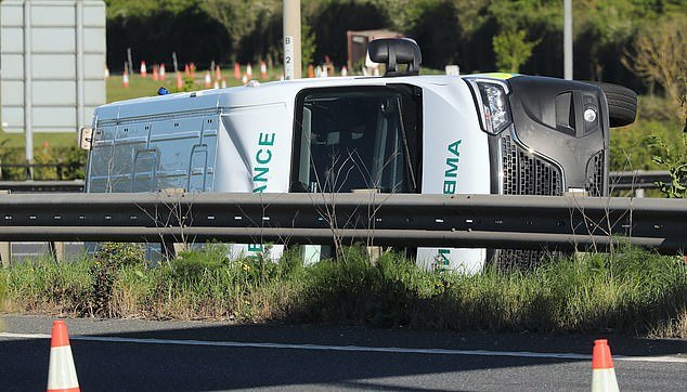 Cuatro personas fueron trasladadas de urgencia al hospital después de que una ambulancia volcara de costado al chocar con un coche y un camión