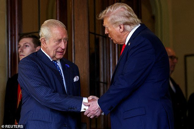 El rey se dirige a la tormenta estadounidense sobre las Malvinas: días antes de la visita de Carlos, un memorando filtrado dice que Trump podría retirar el apoyo a la soberanía británica sobre las islas