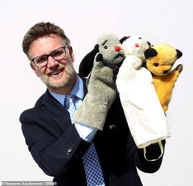 Los títeres originales de Sooty Show, propiedad del hijo del artista infantil Harry Corbett, se venden en una subasta por £ 14,000