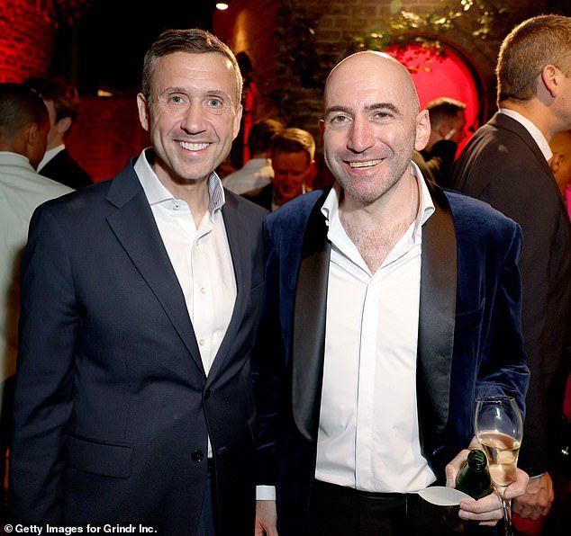 Presidente del Comité Nacional Demócrata entre rostros famosos en la famosa fiesta de la élite de DC de la aplicación de sexo gay… mientras invitados glamorosos se alinean alrededor del vecindario