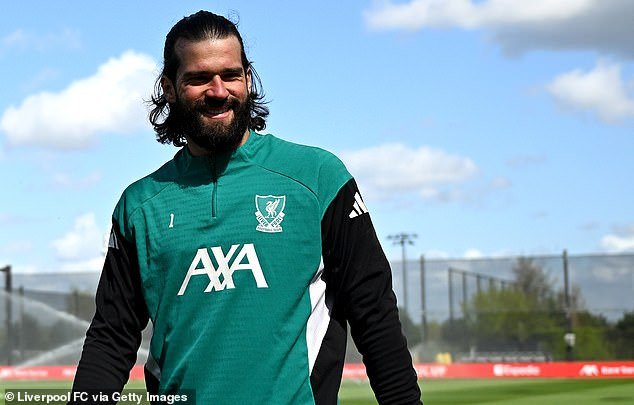 Arne Slot sugiere que Alisson podría dejar el Liverpool este verano, ya que el portero lesionado es el objetivo de la Juventus.