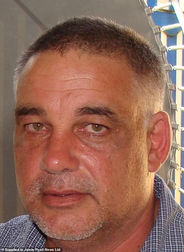 Un conservacionista contra la caza furtiva de rinocerontes, de 58 años, muere corneado por un animal en peligro de extinción de 1.300 kg que ayudó a salvar mientras patrullaba temprano en la mañana.