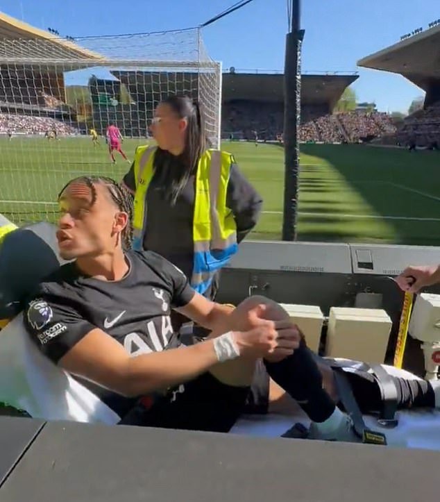 Xavi Simons grita ‘Jódete’ después del abuso de los fanáticos de los Wolves mientras se llevan a la estrella lesionada, con las tensiones en la batalla por el descenso desbordándose