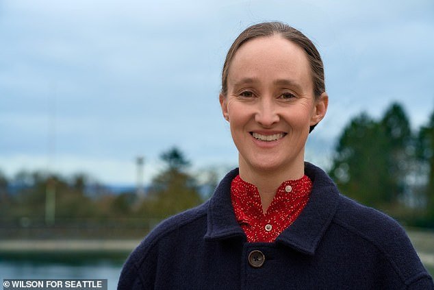 Furia cuando la alcaldesa “blanca Mamdani”, que nunca ha tenido coche, se aleja de un carril de tráfico de los automovilistas para detener el autobús de la Línea 8 que toma debido a su retraso.