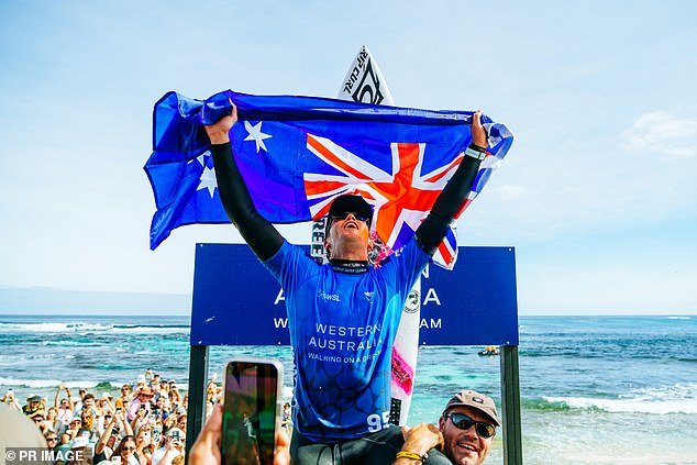Un surfista sorprende con una reacción IMPRIMIBLE de tres palabras después de una gran victoria, y solo un australiano podría entender por qué