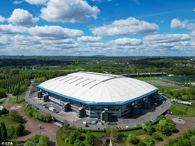 El fútbol alemán conmocionado después de que un limpiador encontrara muerto a un hombre en el baño del estadio