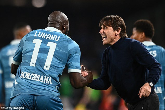 La disputa entre Romelu Lukaku y Antonio Conte retumba mientras el técnico italiano apunta a una excavación apenas velada contra la ex estrella del Man United y el Chelsea