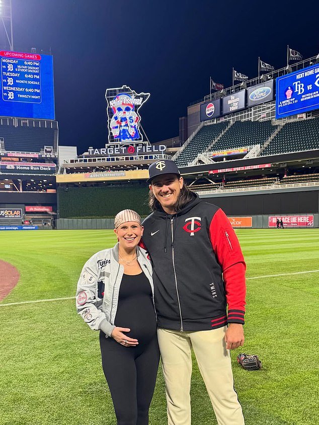 La esposa del lanzador de la MLB descubre que tiene cáncer mientras está embarazada de su primer hijo