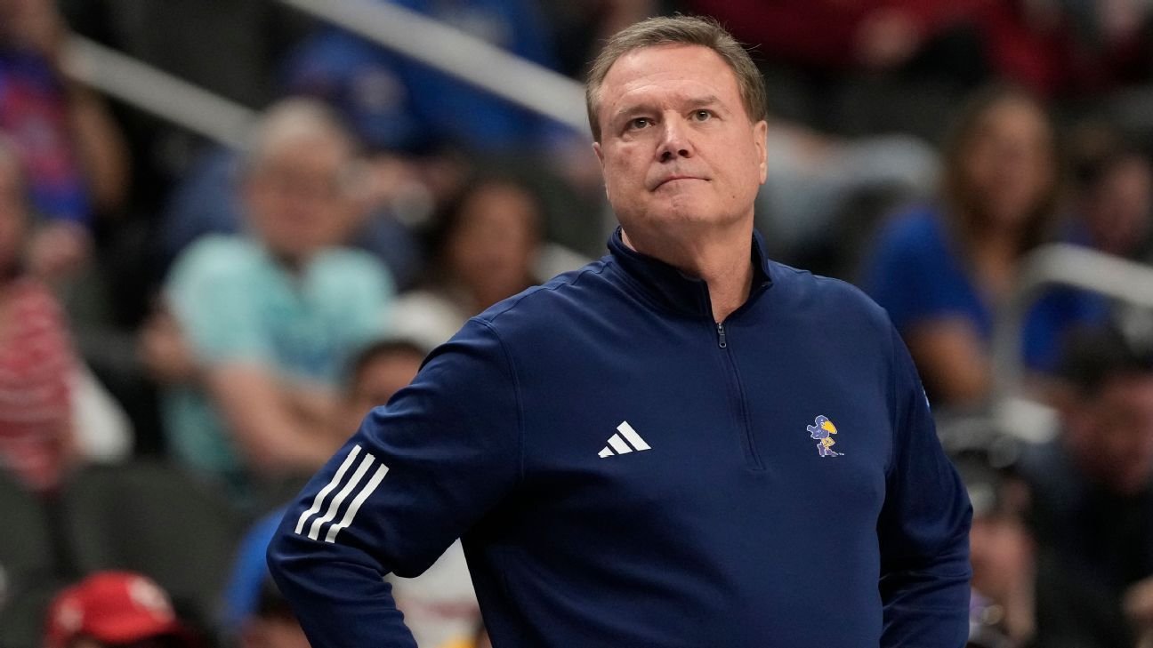 Bill Self regresará como entrenador de baloncesto de los Kansas Jayhawks