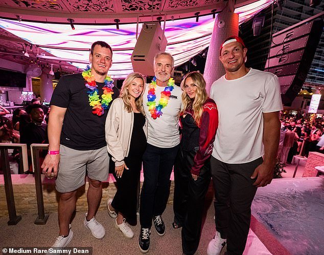 Dentro de la salvaje fiesta de WrestleMania de Rob Gronkowski: la estrella de la NFL sin camisa festeja con su novia modelo… mientras su padre habla de su salvaje hijo