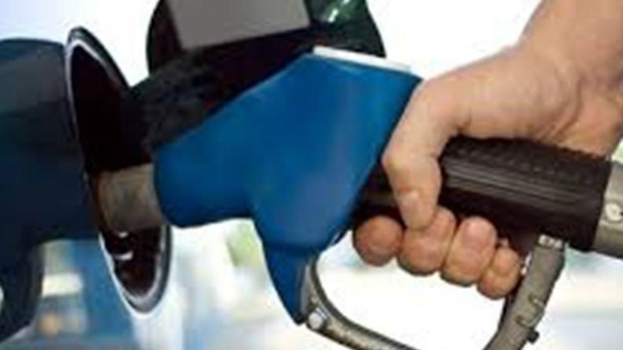 Después de tres subidas, China finalmente recorta los precios del combustible por primera vez este año