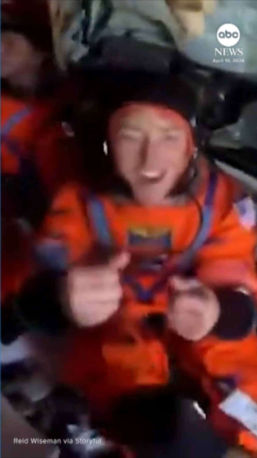 La cámara de vídeo del casco captura la recuperación de los astronautas Artemis II de la cápsula Orion