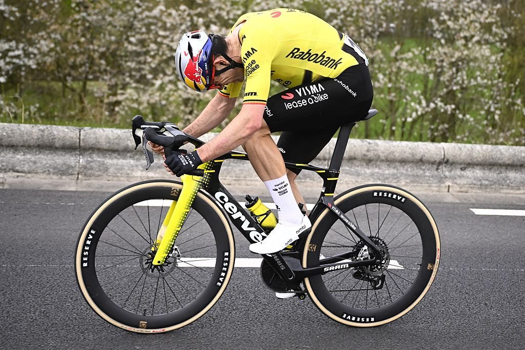 “Hubiera sido mejor si la meta hubiera sido 150 metros antes” – Wout van Aert lamenta su desgarrador casi accidente en Dwars Door Vlaanderen