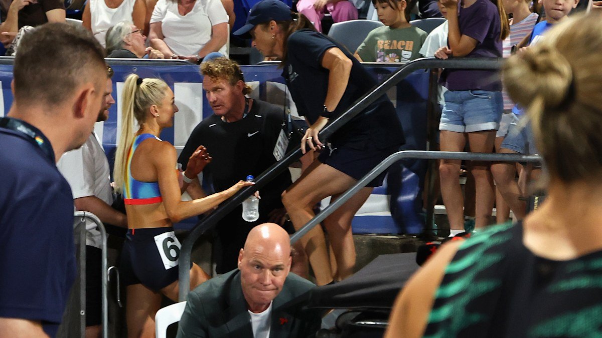 El padre y entrenador del corredor campeón, Simon, está arrepentido tras el arrebato y dice que se ha disculpado con el Atletismo Australiano.